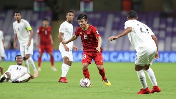 Tiền vệ Quang Hải (19) tiếp tục có một trận thi đấu ấn tượng, trong đó có pha sút phạt đẳng cấp mở tỷ số trận đấu ở phút thứ 39. - Sputnik Việt Nam
