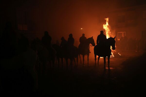 Nhóm kỵ sĩ đang chờ khai mạc lễ hội Las Luminarias hàng năm ở Tây Ban Nha - Sputnik Việt Nam