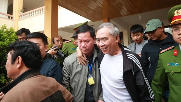 Ông Trương Qúy Dương được người thân đưa về sau phiên tòa - Sputnik Việt Nam