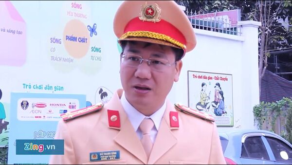 Đại tá Đỗ Thanh Bình tại một buổi tuyên truyền luật giao thông - Sputnik Việt Nam