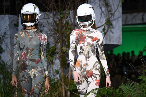Người mẫu trình bày bộ sưu tập thương hiệu off-white tại Tuần lễ thời trang Paris. - Sputnik Việt Nam