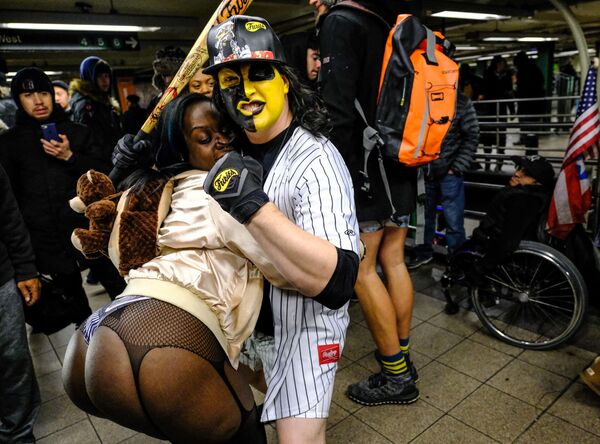Flashmob Không mặc quần trong tàu điện ngầm ở New York - Sputnik Việt Nam