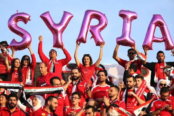 Cổ động viên đội tuyển quốc gia Syria trước trận đấu bóng đá giữa các đội Úc và Syria tại Asian Cup ở Al Ain, Các tiểu vương quốc Ả Rập thống nhất - Sputnik Việt Nam