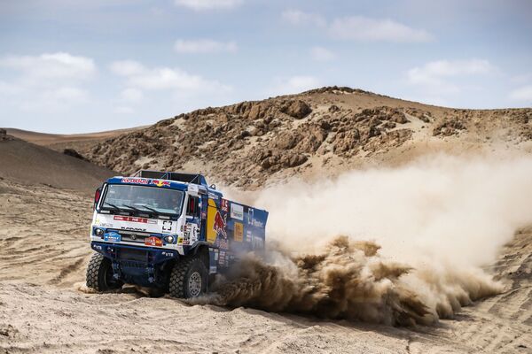 Tổ lái xe KAMAZ gồm Dmitry Sotnikov, Dmitry Nikitin và Ilnur Mustafin tại chặng thứ ba cuộc đua marathon xe tải Dakar-2019 - Sputnik Việt Nam