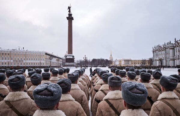 Những người tham gia cuộc diễn tập diễu hành kỷ niệm 75 năm phá bỏ phong tỏa Leningrad trên Quảng trường Cung điện ở St. Petersburg - Sputnik Việt Nam