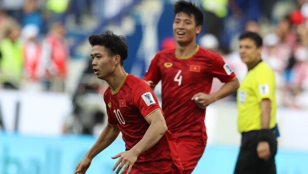 Công Phượng ăn mừng bàn thắng cân bằng tỷ số 1-1. - Sputnik Việt Nam