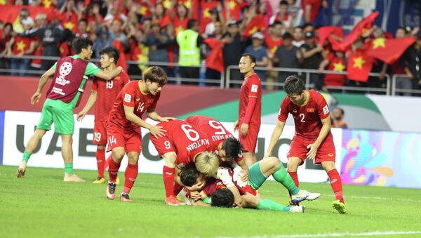 Đội tuyển Việt Nam ăn mừng khi lần thứ 2 có mặt ở vòng tứ kết Asian Cup, sau lần đầu tiên vào năm 2007. - Sputnik Việt Nam