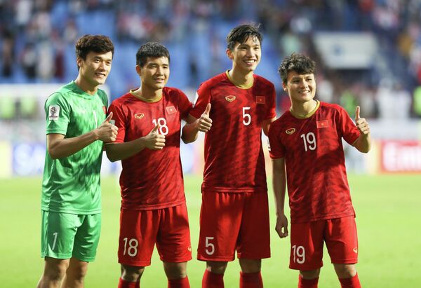 Bùi Tiến Dũng, Hà Đức Chinh, Đoàn Văn Hậu và Nguyễn Quang Hải ăn mừng cùng cổ động viên trên sân vận động Al-Maktoum. Bùi Tiến Dũng, Hà Đức Chinh, Đoàn Văn Hậu và Nguyễn Quang Hải ăn mừng cùng cổ động viên trên sân vận động Al-Maktoum. - Sputnik Việt Nam