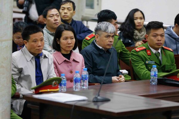 Người có trách nhiệm liên quan được triệu tập đến tòa gồm: Hà Văn Thắm, nguyên Chủ tịch HĐQT Ngân hàng Đại Dương – Oceanbank; Nguyễn Minh Thu, nguyên Chủ tịch HĐQT Ngân hàng Đại Dương – OceanBank và Nguyễn Xuân Sơn, nguyên Tổng giám đốc Ngân hàng Đại Dương – Oceanbank tại phiên tòa. Người có trách nhiệm liên quan được triệu tập đến tòa gồm: Hà Văn Thắm, nguyên Chủ tịch HĐQT Ngân hàng Đại Dương – Oceanbank; Nguyễn Minh Thu, nguyên Chủ tịch HĐQT Ngân hàng Đại Dương – OceanBank và Nguyễn Xuân Sơn, nguyên Tổng giám đốc Ngân hàng Đại Dương – Oceanbank tại phiên tòa. - Sputnik Việt Nam