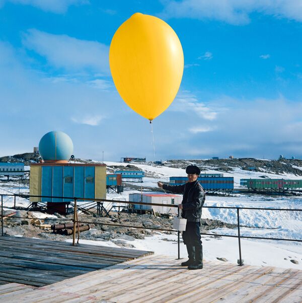 Nhà khí tượng học Boris Dyukov, thành viên đoàn thám hiểm Nam Cực Liên Xô lần thứ 25 làm việc tại trạm Molodezhnaya ở Nam Cực, đã phóng  thiết bị radiosonde. - Sputnik Việt Nam