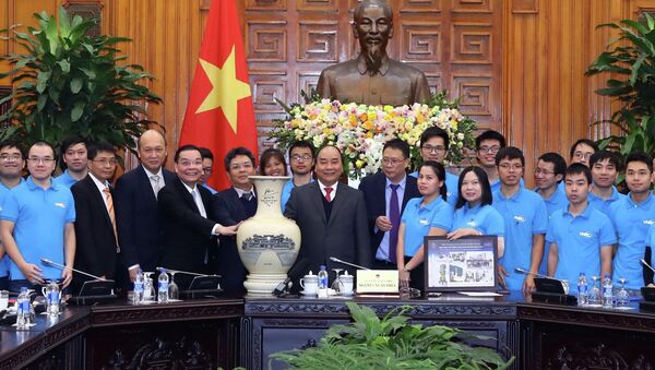 Thủ tướng Nguyễn Xuân Phúc tặng quà lưu niệm cho Trung tâm Vũ trụ Việt Nam thuộc Viện Hàn lâm Khoa học và Công nghệ Việt Nam - Sputnik Việt Nam