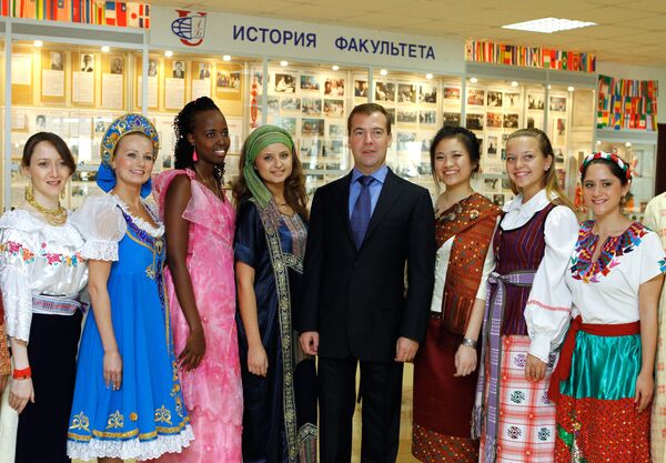 Thủ tướng Dmitry Medvedev chụp ảnh với sinh viên Đại học Hữu nghị Dân tộc Nga - Sputnik Việt Nam