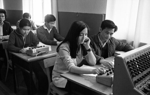 Các sinh viên Việt Nam và Mông Cổ, khoa dự bị trường Đại học Hữu nghị Dân tộc mang tên Patrice Lumumba trong giờ học - Sputnik Việt Nam