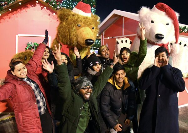 Sinh viên nước ngoài đón Năm mới trên đường phố Vladivostok - Sputnik Việt Nam