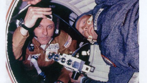 Thomas Stafford và Alexey Leonov với máy ảnh không gian K3A trên quỹ đạo trong khuôn khổ dự án Apollo - Soyuz - Sputnik Việt Nam