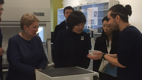 Phu nhân Thủ tướng Nhật Bản được tặng chú ốc sên từ Skolkovo - Sputnik Việt Nam