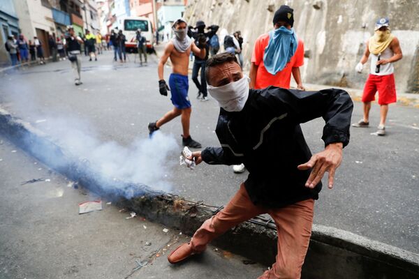 Đụng độ giữa người biểu tình ủng hộ Lực lượng Vệ binh Quốc gia và cảnh sát ở trung tâm Caracas, Venezuela - Sputnik Việt Nam