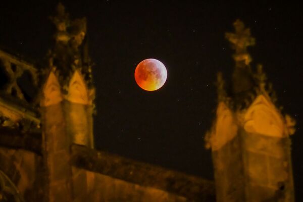 Trăng máu nhìn qua tháp Nhà thờ Tours, Pháp - Sputnik Việt Nam