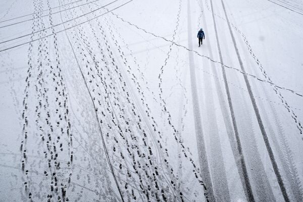Người qua đường trong trận tuyết rơi ở Công viên Gorky, Moskva - Sputnik Việt Nam