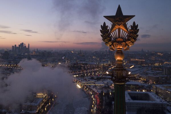 Ngôi sao trên nóc tòa nhà chọc trởi trên phố bờ sông Kotelnicheskaya ở Moskva - Sputnik Việt Nam