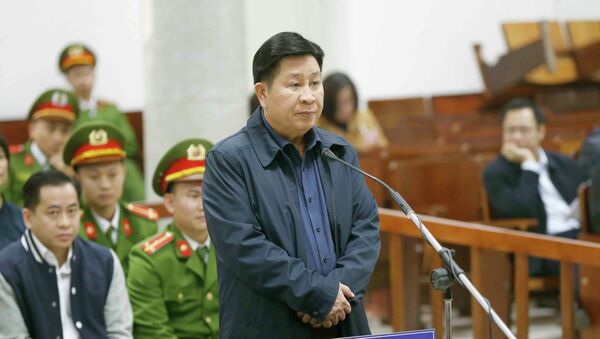Bị cáo Bùi Văn Thành (sinh ngày 08/8/1959, cựu Trung tướng, Thứ trưởng Bộ Công an) khai báo trước tòa. - Sputnik Việt Nam