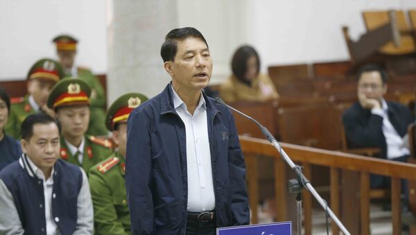 Bị cáo Trần Việt Tân (sinh ngày 03/5/1955, cựu Thượng tướng, Thứ trưởng Bộ Công an) khai báo trước tòa. - Sputnik Việt Nam