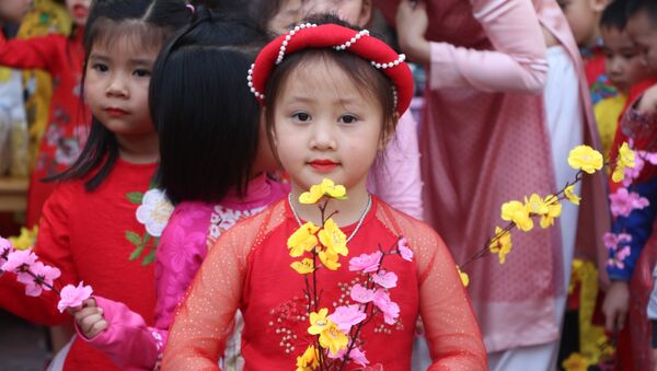 Trẻ mầm non trường Hoa Sen, thành phố Vinh thích thú với ngày hội Ngày Tết quê em. - Sputnik Việt Nam