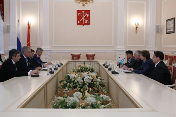 Buổi lễ cũng có sự hiện diện của ngài Vyacheslav Kalganov, Phó Chủ tịch Ủy ban Đối ngoại Thành phố St. Petersburg và đặc biệt có sự tham dự của ông Dương Chí Kiên – Chủ tịch Tập đoàn Golden Age Group, đơn vị doanh nghiệp danh dự đại diện cho người Việt Nam tại St.Petersburg hỗ trợ tài chính cho dự án nhân văn này. Buổi lễ cũng có sự hiện diện của ngài Vyacheslav Kalganov, Phó Chủ tịch Ủy ban Đối ngoại Thành phố St. Petersburg và đặc biệt có sự tham dự của ông Dương Chí Kiên – Chủ tịch Tập đoàn Golden Age Group, đơn vị doanh nghiệp danh dự đại diện cho người Việt Nam tại St.Petersburg hỗ trợ tài chính cho dự án nhân văn này. - Sputnik Việt Nam
