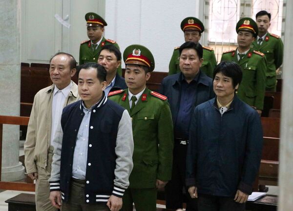 Bị cáo Phan Văn Anh Vũ và các bị cáo tại phiên tòa. Bị cáo Phan Văn Anh Vũ và các bị cáo tại phiên tòa. - Sputnik Việt Nam