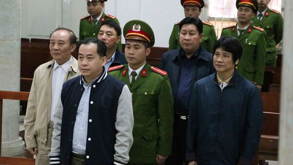 Bị cáo Phan Văn Anh Vũ và các bị cáo tại phiên tòa. - Sputnik Việt Nam
