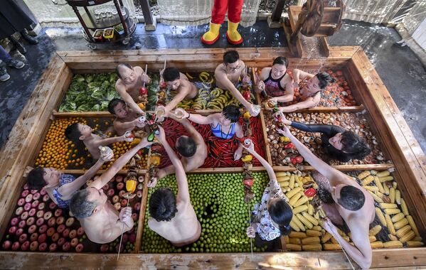 Các vị khách của khách sạn Hàng Châu, Trung Quốc trong hồ bơi đầy trái cây và rau quả trong đêm giao thừa - Sputnik Việt Nam