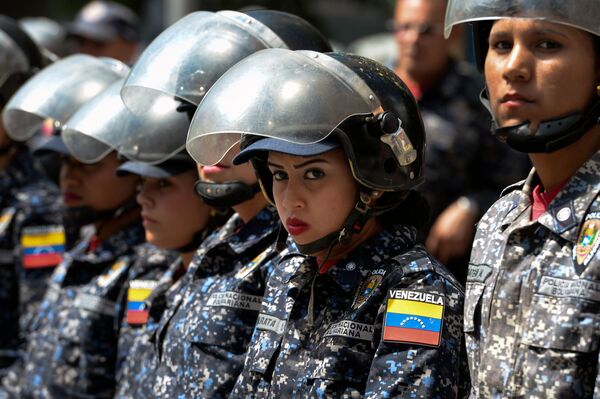Cảnh sát trong cuộc biểu tình phản đối Tổng thống Nicolas Maduro ở Caracas, Venezuela - Sputnik Việt Nam