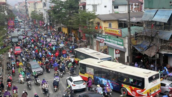 Tuyến phố Khâm Thiên những ngày bình thường đã luôn là điểm đen về ùn tắc giao thông, thì vào thời điểm cận Tết lại càng ách tắc nghiêm trọng hơn. - Sputnik Việt Nam