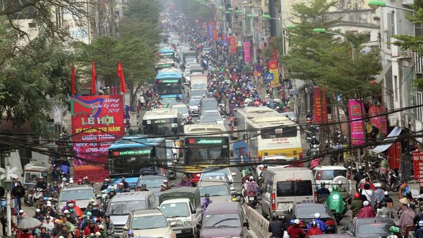 Lưu lượng giao thông tăng nhanh, đặc biệt, trong khu vực nội đô khiến tình trạng ùn tắc cục bộ xảy ra trên nhiều tuyến đường. - Sputnik Việt Nam