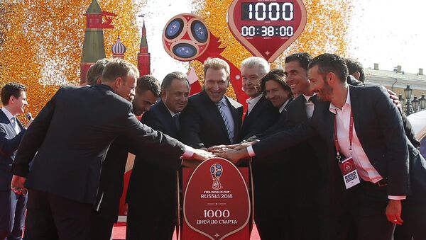 Nghi lễ long trọng vận hành đồng hồ đếm ngược trên Quảng trường Manezh Matxcơva thuộc khuôn khổ các hoạt động nhân mốc 1000 ngày trước lễ khai mạc World Cup 2018 tại Nga - Sputnik Việt Nam