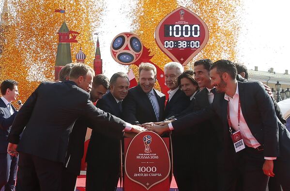 Nghi lễ long trọng vận hành đồng hồ đếm ngược trên Quảng trường Manezh Matxcơva thuộc khuôn khổ các hoạt động nhân mốc 1000 ngày trước lễ khai mạc World Cup 2018 tại Nga - Sputnik Việt Nam