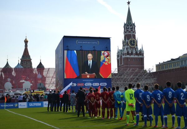Cuộc giao lưu qua video của Tổng thống Nga Vladimir Putin với các thành viên tham gia vòng giải bóng đá trong thời gian các sự kiện kỷ niệm mốc 1000 ngày trước lễ khai mạc World Cup 2018 tại Nga - Sputnik Việt Nam