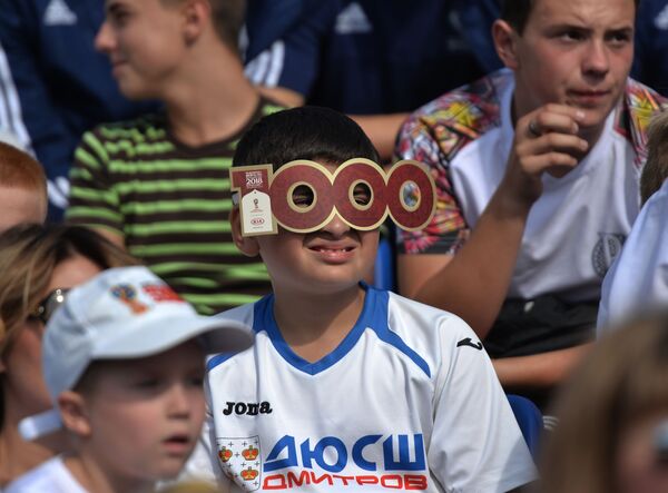 Các fan hâm mộ bóng đá trẻ tuổi trên lễ đài ở Quảng trường Đỏ trong loạt hoạt động kỷ niệm mốc 1000 ngày trước lễ khai mạc World Cup 2018 tại Nga. - Sputnik Việt Nam