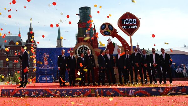 Nghi lễ long trọng vận hành đồng hồ đếm ngược trên Quảng trường Manezh Matxcơva thuộc khuôn khổ các hoạt động đánh dấu mốc 1000 ngày trước lễ khai mạc World Cup 2018 tại Nga - Sputnik Việt Nam