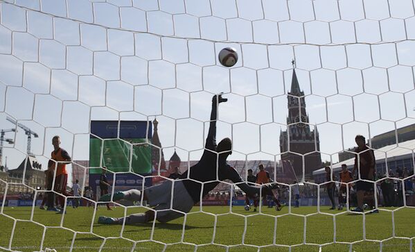 Thủ môn bắt bóng trong trận đấu trên Quảng trường Đỏ ở Matxcơva - Sputnik Việt Nam