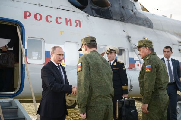 Tổng thống Nga Vladimir Putin trong chuyến thăm thao trường Donguzsky tại tỉnh Orenburg - Sputnik Việt Nam