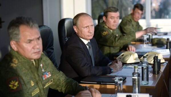 Tổng thống kiêm Tổng chỉ huy tối cao quân đội Liên bang Nga Vladimir Putin thị sát cuộc tập trận chiến lược Trung tâm -2015 tại tỉnh Orenburg - Sputnik Việt Nam