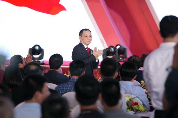 Hé lộ mức lương của các tỷ phú USD Việt Nam Hé lộ mức lương của các tỷ phú USD Việt Nam - Sputnik Việt Nam