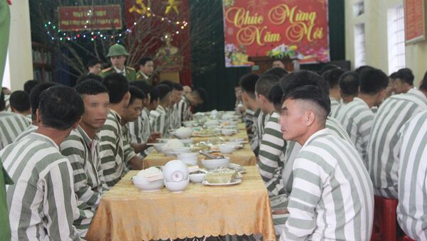 Trại tạm giam Công an tỉnh Nghệ An tổ chức bữa cơm tất niên cho phạm nhân. - Sputnik Việt Nam