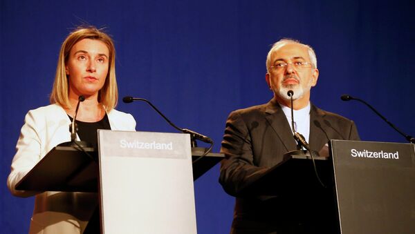 EU foreign policy chief Federica Mogherini addresses during a joint statement with Iran's Foreign Minister Javad Zarif (R) in Lausanne April 2, 2015. - Sputnik Việt Nam
