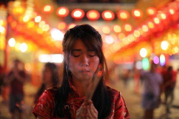 Cô gái trong buổi cầu nguyện tại lễ mừng năm mới theo lịch phương Đông ở Thái Lan - Sputnik Việt Nam