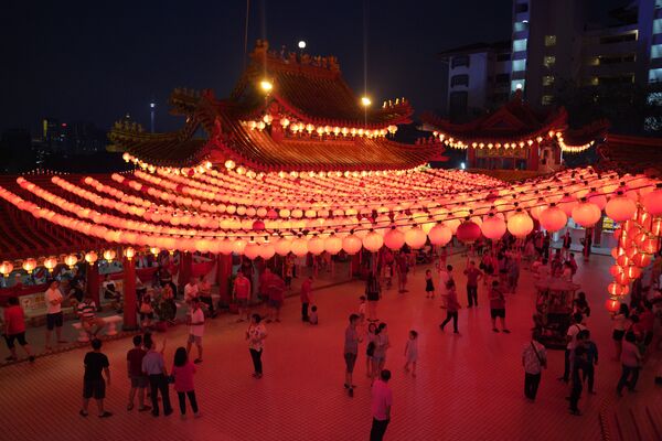 Du khách dưới đèn lồng đỏ trong ngôi đền ở Malaysia - Sputnik Việt Nam