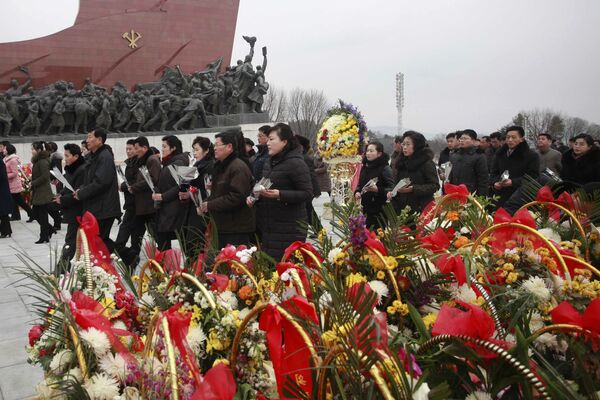 Đặt hoa tại đài tưởng niệm cựu lãnh đạo của CHDCND Triều Tiên Kim Il Sung và Kim Jong Il trong năm mới theo lịch phương Đông ở Bắc Triều Tiên - Sputnik Việt Nam