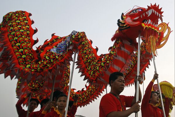 Biểu diễn múa rồng truyền thống trong lễ mừng năm mới theo lịch phương Đông ở Campuchia - Sputnik Việt Nam