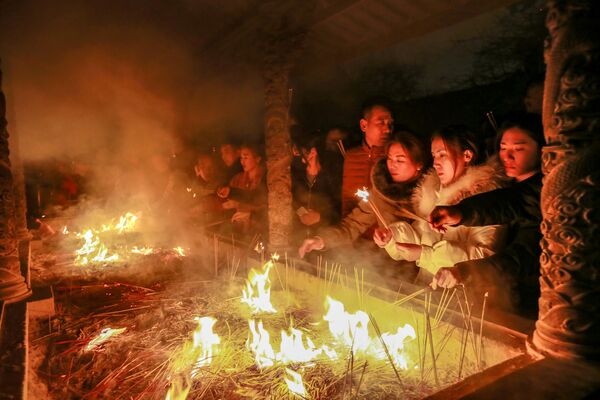 Những người cầu nguyện cho một tương lai tốt đẹp trong lễ mừng năm mới theo lịch phương Đông ở Trung Quốc - Sputnik Việt Nam